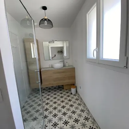 « heures Claires » De Charme Avec Parking *