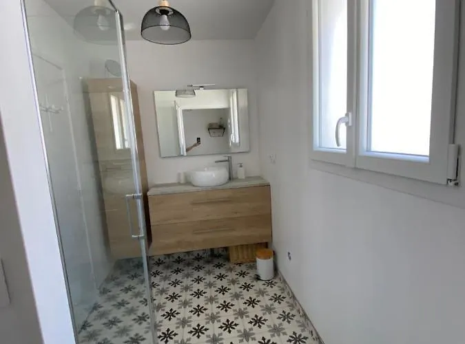  heures Claires   De Charme Avec Parking *