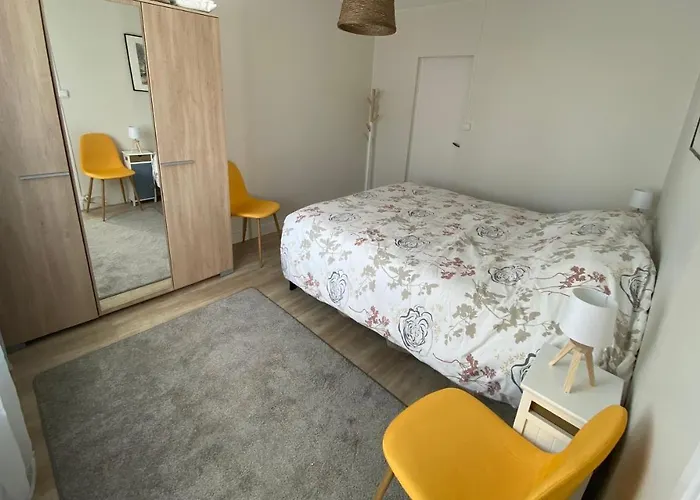  heures Claires   De Charme Avec Parking *